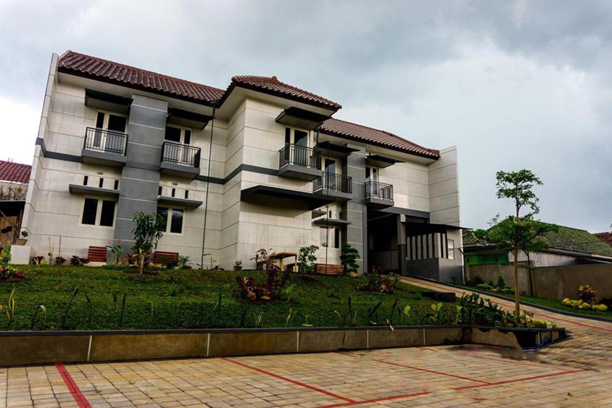 Oyo Life 2399 Gerbera House - Kos Putri Hotel Malang Exterior photo